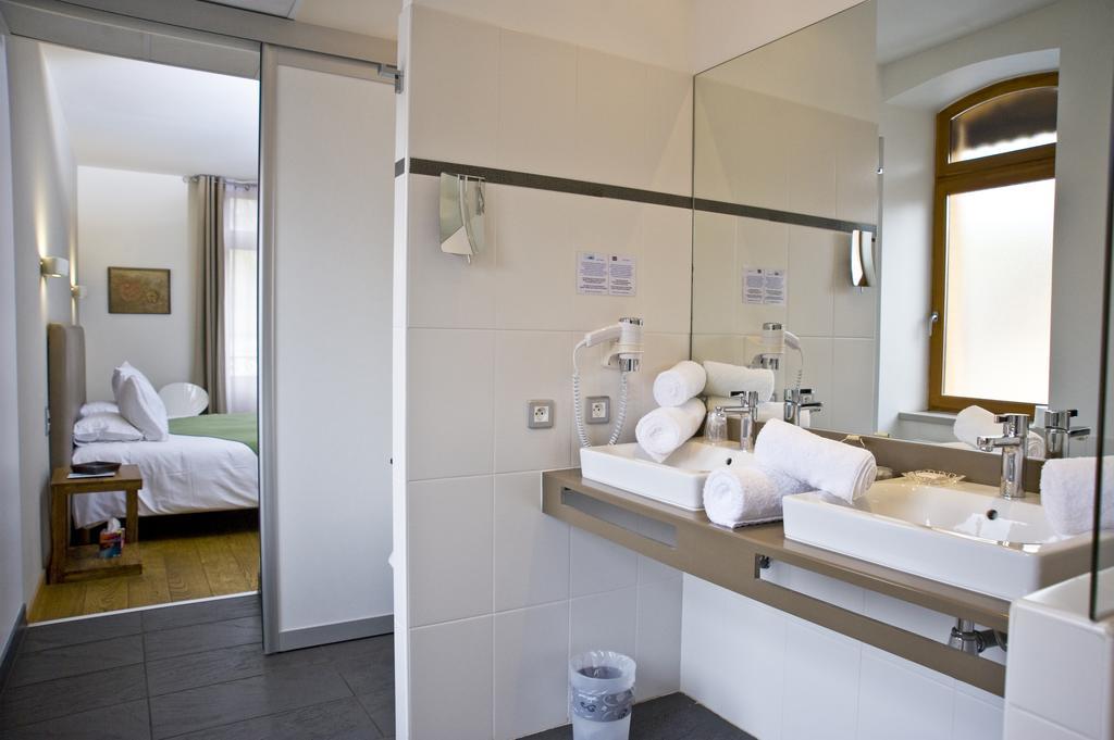 Le Manoir D'Agnes Logis Hotel Restaurant Tarascon-sur-Ariege Bagian luar foto