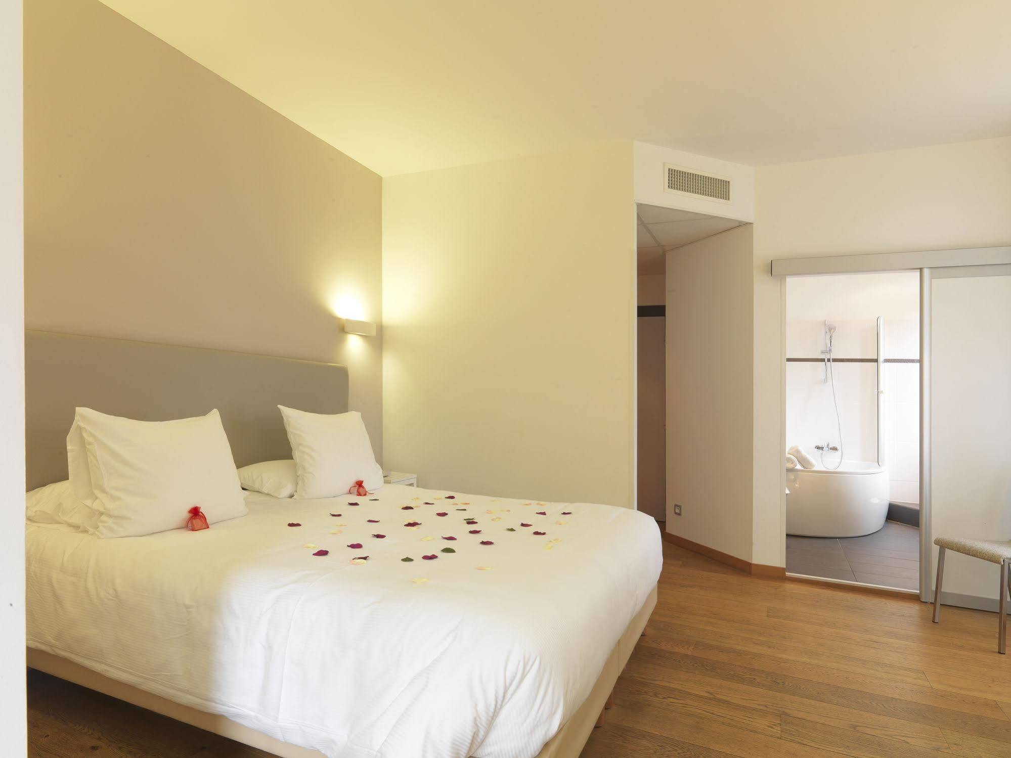 Le Manoir D'Agnes Logis Hotel Restaurant Tarascon-sur-Ariege Bagian luar foto