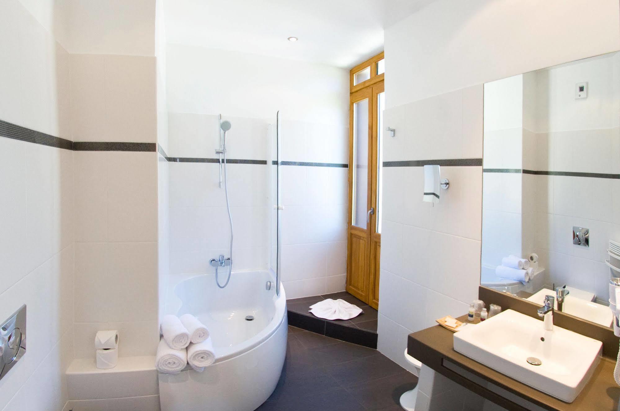 Le Manoir D'Agnes Logis Hotel Restaurant Tarascon-sur-Ariege Bagian luar foto